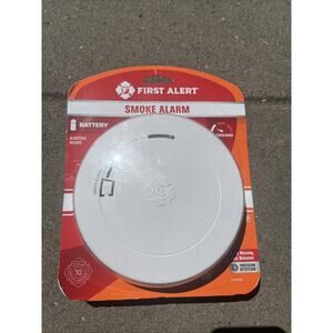 First Alert Smoke Alarm 10 Year Battery Operated Precision Detection NEW